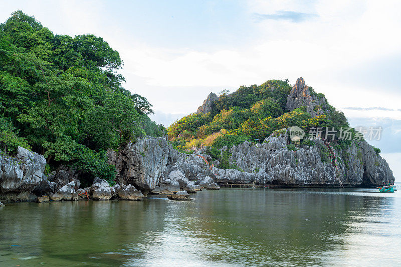 在宁静的蓝色大海中的石灰岩山脉景观，Nghe岛，Kien jiang省